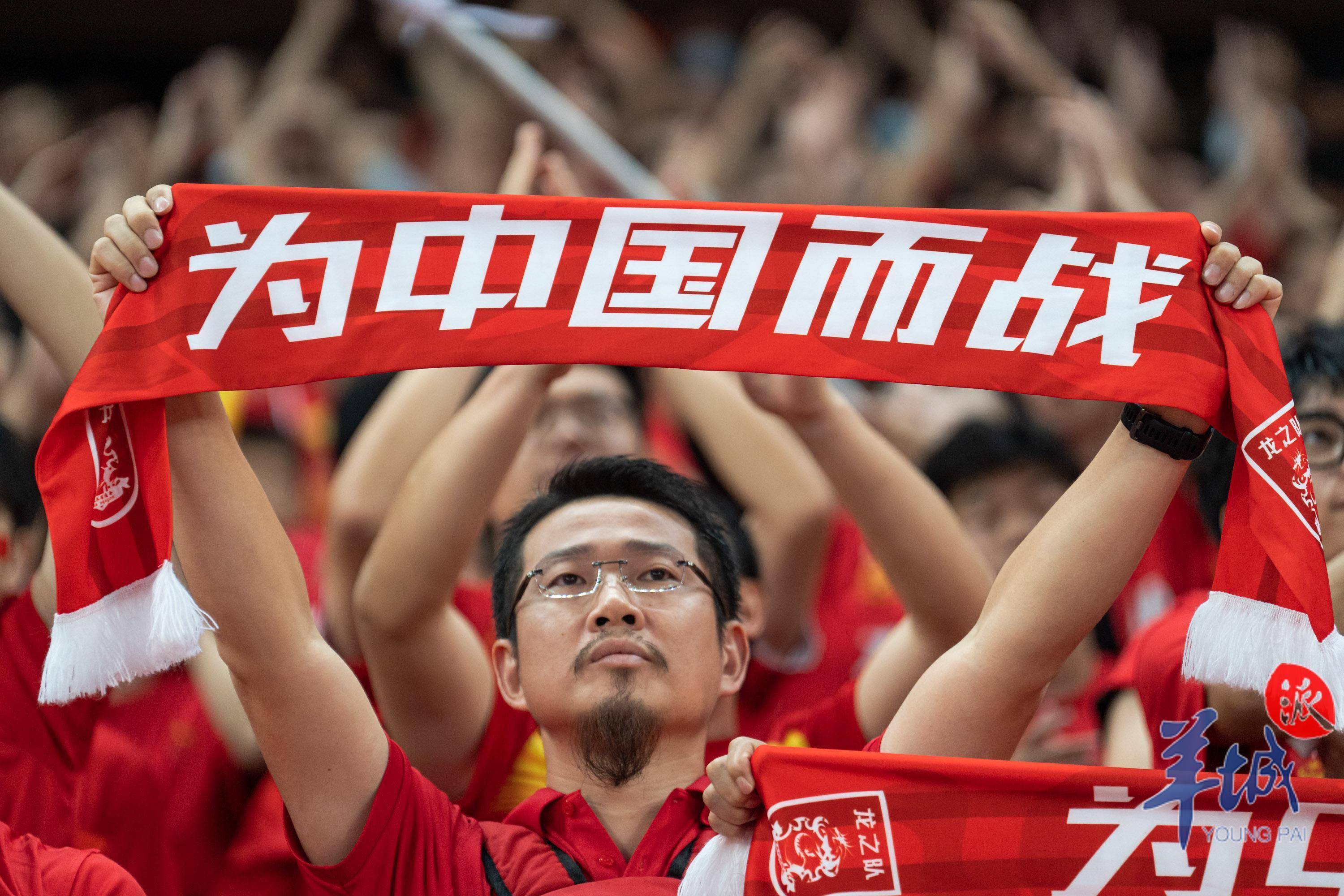 令人瞩目的足球比赛给球迷留下深刻印象