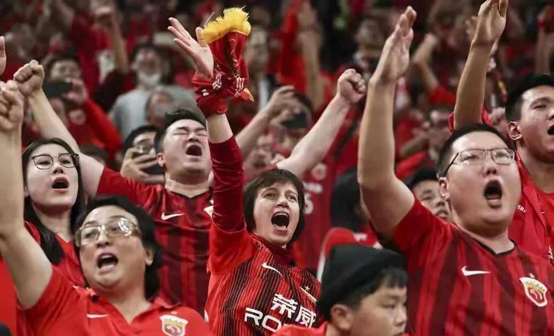 令人瞩目的足球比赛给球迷留下深刻印象